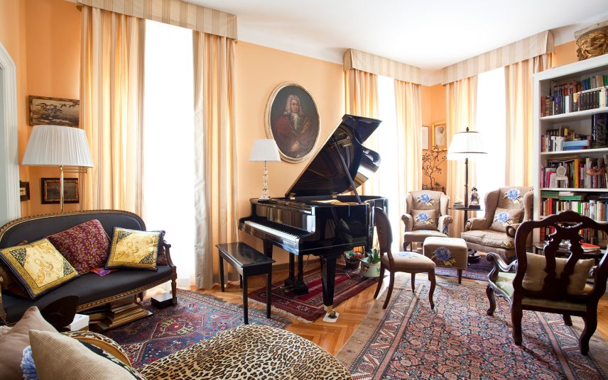 Klassisches Wohnzimmer Idee –  Amerikanisches Retrodesign mit Flügel  Biedermeiersofa und Sitzecke mit Ohrensesseln