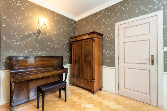 Musikzimmer Vintage-Look – klassisches Klavierzimmer mit Gründerzeitmöbeln und Parkettboden...