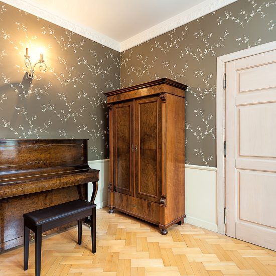 Musikzimmer Vintage-Look - klassisches Klavierzimmer mit Gründerzeitmöbeln und Parkettboden