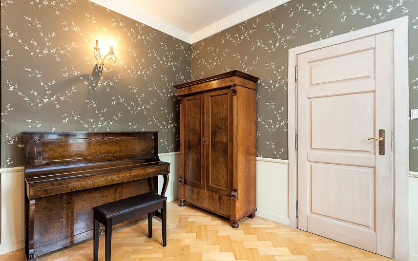 Musikzimmer Vintage-Look – klassisches Klavierzimmer mit Gründerzeitmöbeln und Parkettboden