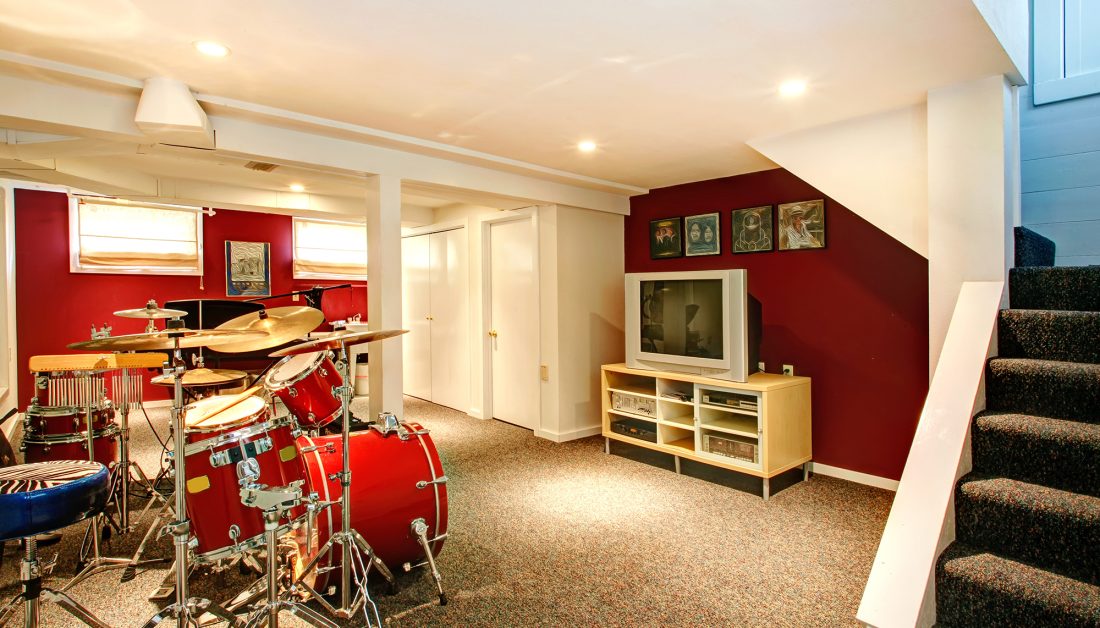 Musikzimmer im Kellergeschoß - amerikanisch eingerichtet - viel Platz für ein Schlagzeug & Multimediaregal mit Soundsystem zur Tonwiedergabe