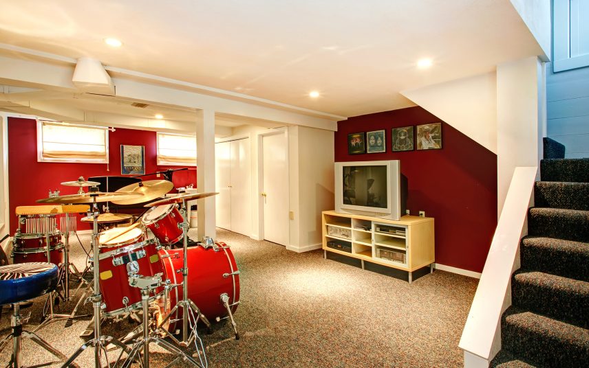 Musikzimmer im Kellergeschoß – amerikanisch eingerichtet – viel Platz für ein Schlagzeug & Multimediaregal mit Soundsystem zur Tonwiedergabe