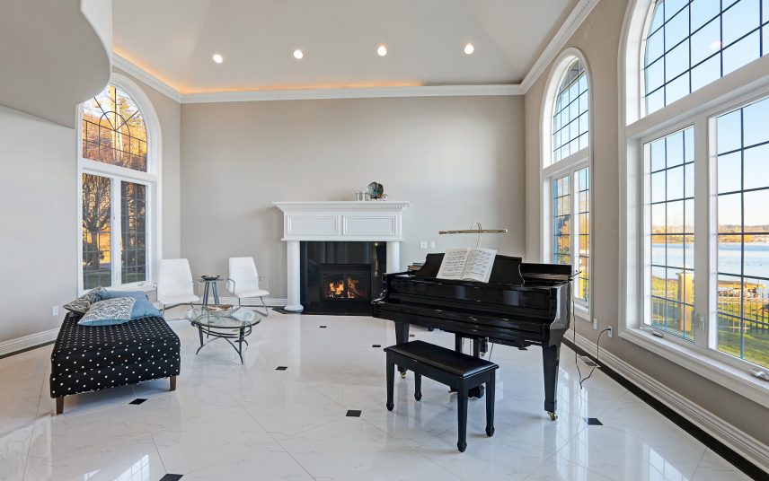 Modernes Musikzimmer im klassischen Gründerzeitstil – Marmorfußboden mit Kamin und Chaiselongue