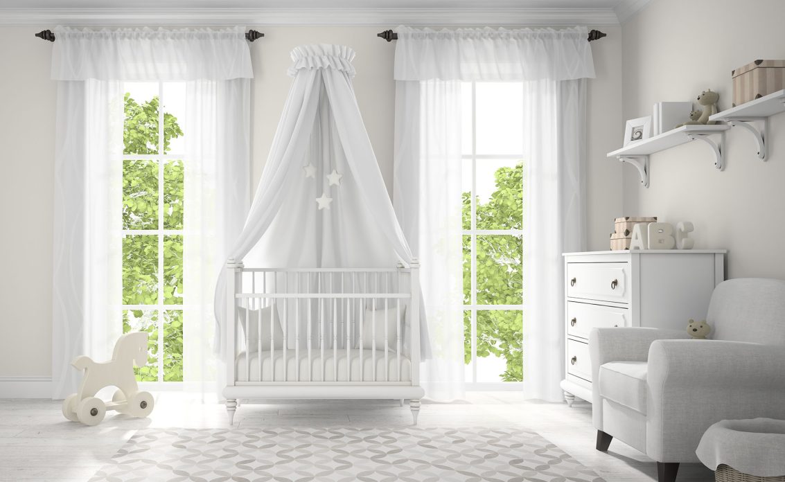 Wohnidee – Elegante Babyzimmereinrichtung im skandinavischen Look – mit Babybett und Kommode in ...
