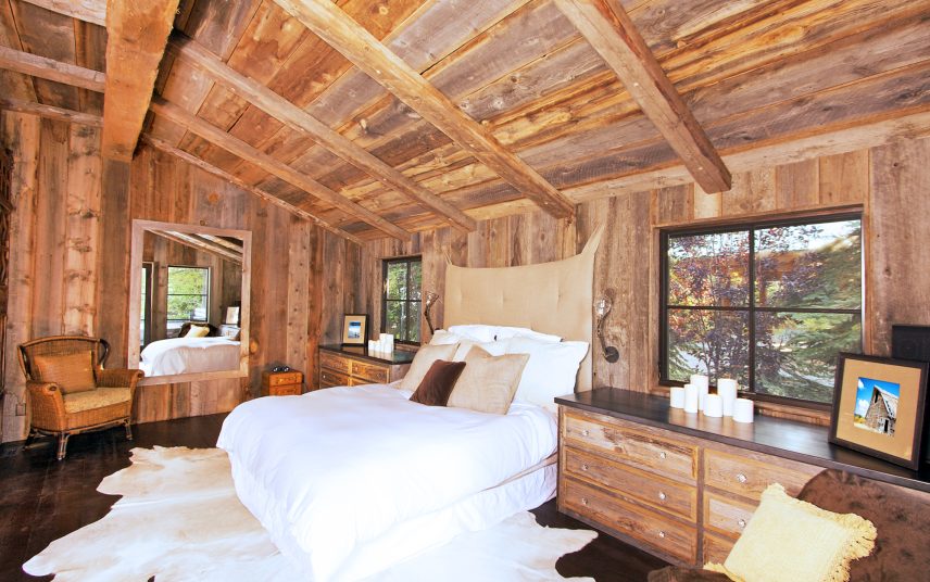 Gemütliches Schlafzimmer im kleinen Ferienhaus Wohnidee – gemütliches Kingsizebett & Holzvertäfelungen