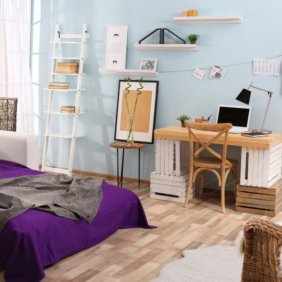 Jugendzimmer Wohnidee zum nachmachen - moderner Vintagestyle mit ausziehbarer Schalfcouch & Schreibtisch aus Obstkisten  - hellblaue Wandfarbe