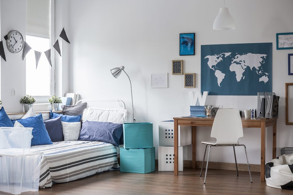 Modernes Jugendzimmer mit Bett & Schreibtisch im skandinavischen Stil