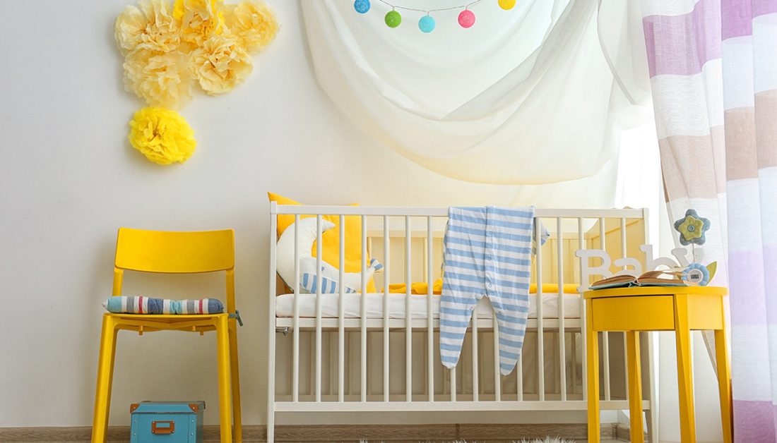 Babyzimmer für Mädchen Idee mit weißen Babybett  gelben Stuhl & gelbe Schränkchen - interessante Wandgestaltung mit gelben Tüll zum nachmachen - bunte Lichterkette 