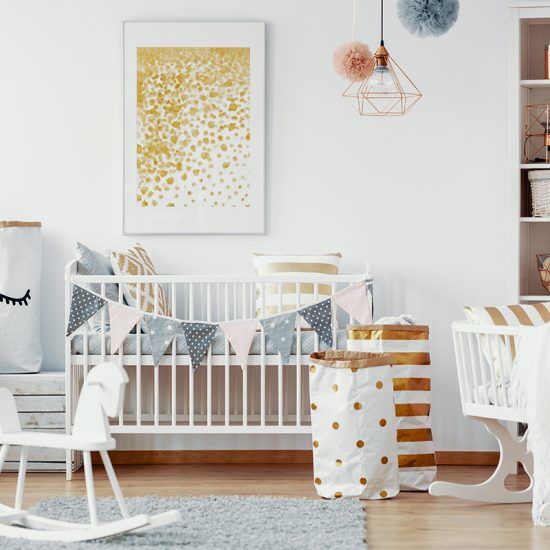 Babyzimmer Idee für Mädchen mit weißen Babymöbel - weißes Babybett & Babywiege - weißes Regal & kupferne Retrolampe - Wandgestaltung mit großen Bild