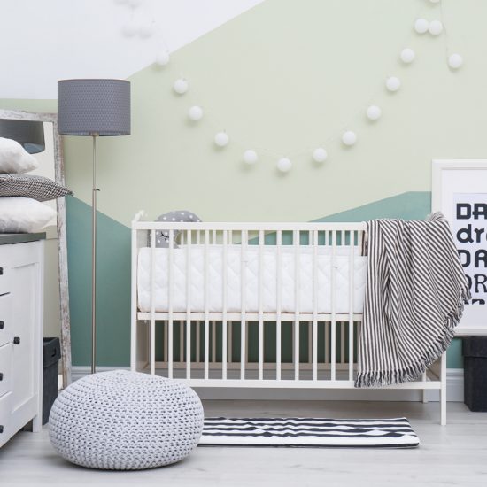 Idee für die Gestaltung des Babyzimmers mit grüner Zick-Zack Tapete - weißes Babybett  Stehlampe & Schrank - bequemer Sitzsack für Kinder