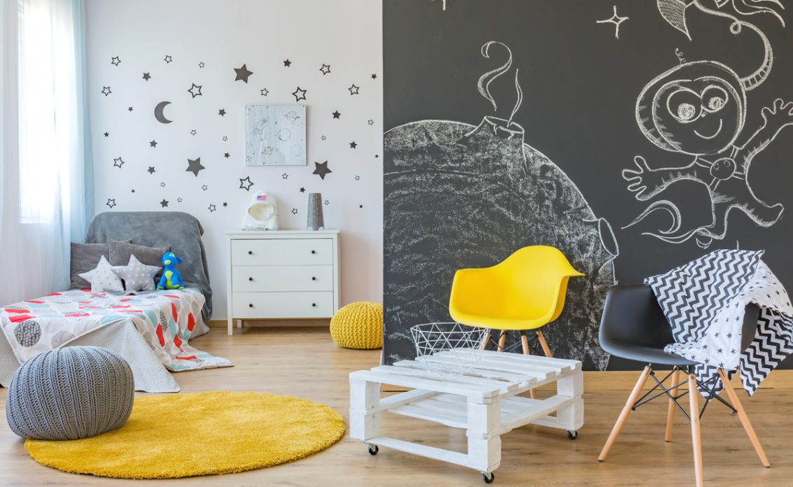 Wohnidee – Cooles Kinderzimmer für Jungen mit schöner Wandgestaltung – Schalenstühle in gelb ...