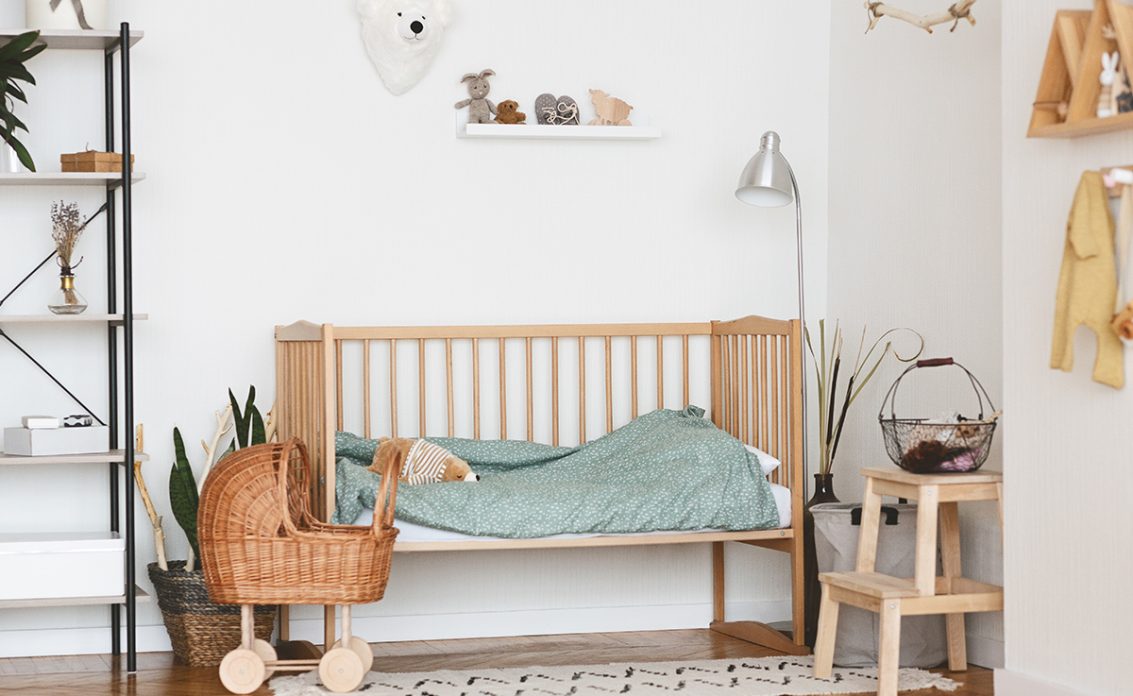 Idee für ein Jungen Kinderzimmer im ländlichen Stil – Kinderbett aus Holz & metallische Stehlamp...