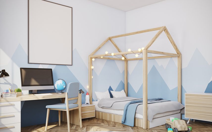 Stilvolle Kinderzimmer Idee für einen Jungen – blaue Wandgestaltung & Haubett aus Holz – Kinderschreibtisch mit Polsterstuhl – Holzboden mit runden Teppich
