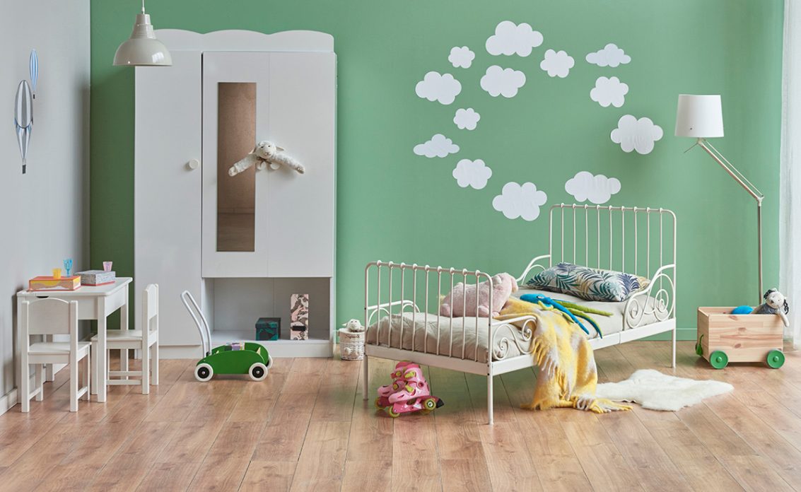 Kinderzimmer für Jungen Gestaltungsidee in grün mit Wolken Wanddekoration – weißes Metallbett &...
