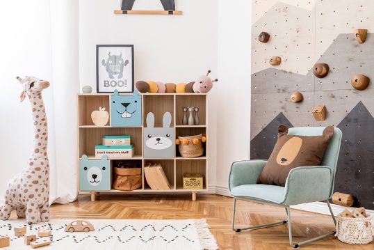 Kinderzimmer Gestaltungsidee für Jungs mit Kletterwand – großes Regal & schöner Polsterstuhl