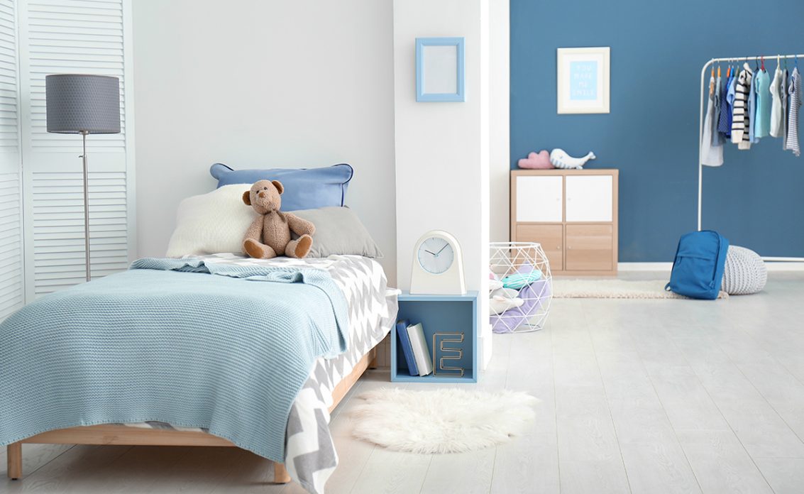 Kinderzimmer Gestaltungsidee für Mädchen & Jungs mit blauer & weißer Wandgestaltung – Einzelbet...
