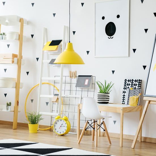 Mädchen Kinderzimmer Gestaltungsidee in weiß mit gelben Akzenten - Schreibtisch mit Schalenstuhl - Retrolampe & Leiterregale in weiß & Holz - Holzfußboden mit Musterteppich - Wandgestaltung