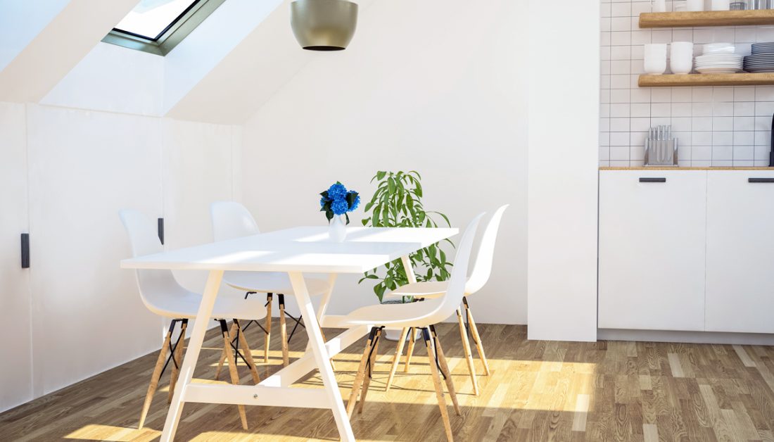 Helle Esszimmer Inspiration unter der Dachschräge - Beispiel mit weißen Esstisch & Schalenstühlen - goldene Hängelampe & Zimmerpflanze