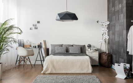 Weiß-graues Jugendzimmer im modernen Stil für Mädchen & Jungs Idee – großes Bett mit Nachtschr...