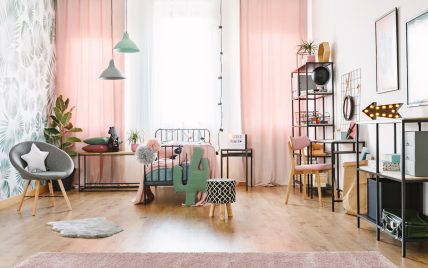 Jugendzimmer Idee für Mädchen im modernen Stil – mit langen rosa Vorhängen & Metallmöbeln – ...