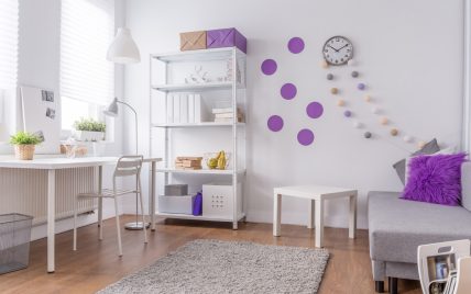 Einrichtungsidee für ein Mädchen Jugendzimmer in weiß mit lila Wandgestaltung – Schlafsofa & we...