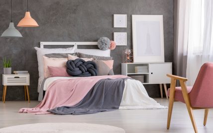 Coole Mädchen Jugendzimmer Idee mit Wandgestaltung im Steinlook – weiße Möbel – weißes Bett ...