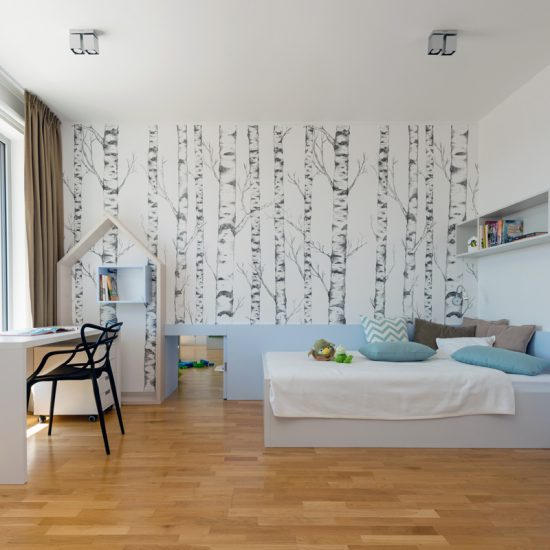 Gemütliches Jugendzimmer für Jungs Idee mit Wandgestaltung in weiß & blau mit Wandbild - Jugendbett & Wandregal - weißer Schreibtisch mit schwarzem Stuhl - warmer Holzfußboden mit Laminat