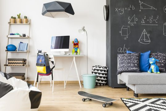 Gemütliches Jugendzimmer für Jungs Idee mit weißer Wand & Kreidewand – kleiner Schreibtisch mit...