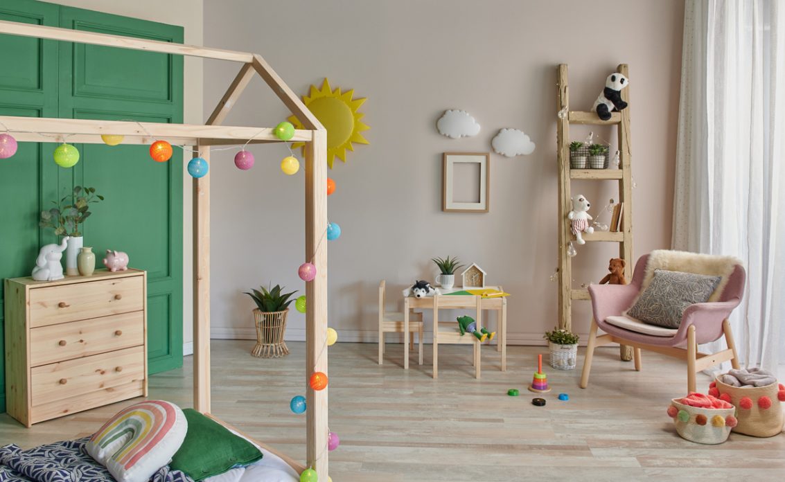 Kinderzimmer Gestaltungsidee für Jungs & Mädchen mit Holzmöbeln – beige & grüne Wandgestaltung...