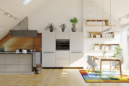 Wohnidee mit skandinavischer Kücheneinrichtung im Dach – Beispiel mit Küchenzeile & Kücheninsel – Essbereich mit Esstisch & Schalenstühle – Patchwork-Teppich & Wandregale