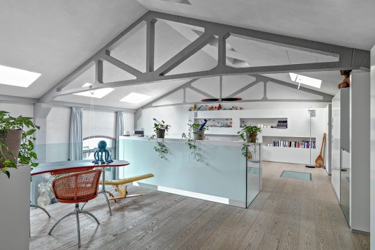Ausgebautes Dachgeschoss einer Villa als Wohnidee – Beispiel mit kleinem Arbeitsplatz mit Schreibtisch & Stuhl – moderne Regalwand in weiß
