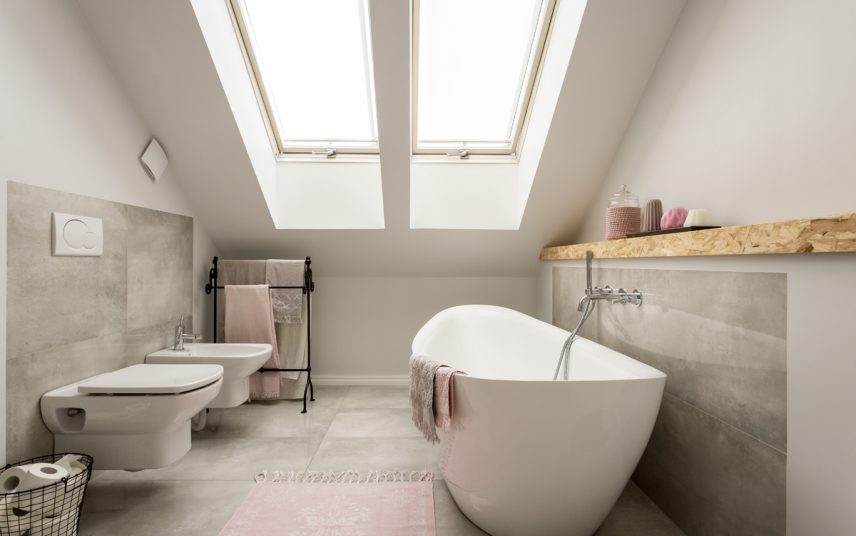 Idee für die Badgestaltung im Dachgeschoss – Beispiel mit moderner Badeinrichtung  großer Badewanne & Deko – schwarzer Handtuchhalter unter der Dachschräge