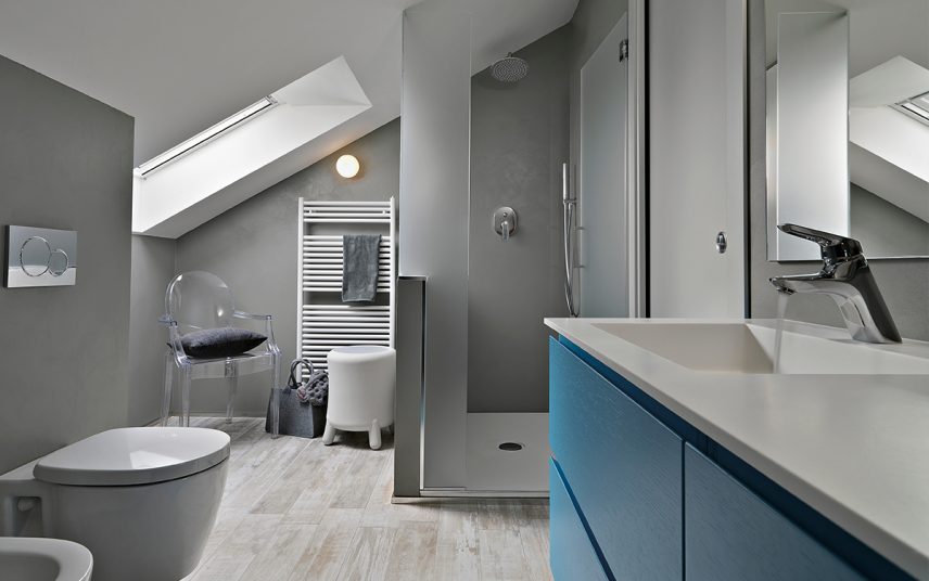 Badezimmer im Dachgeschoß Idee in grau mit blauem Waschbeckenunterschrank – Beispiel mit offener Dusche & transparenten Stuhl im barocken Stil