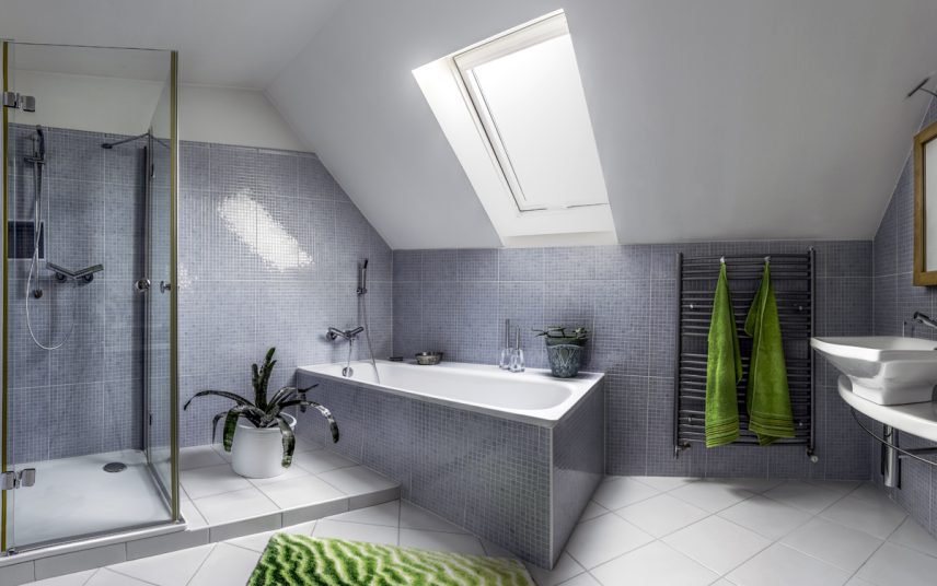 Badezimmergestaltung unter der Dachschräge – Modernes Bad mit Fliesen & großer Badewanne – Badtextilien & Deko