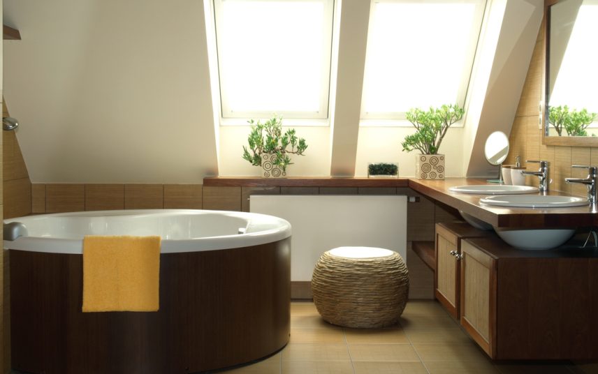 Badezimmer Idee – Landhaus Bad im Dachgeschoss mit Waschbeckenunterschrank aus Holz – moderner Sitzsack aus Holz & Zimmerpflanzen