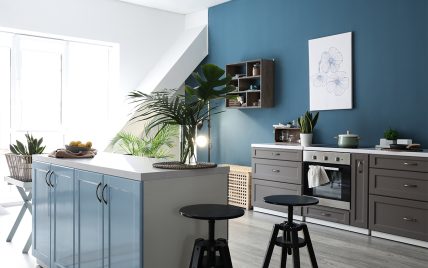 Gemütliche moderne Küche in Blau mit Deko – Beispiel mit Kücheinrichtung & Barhockern an der K�...