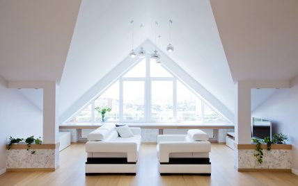 Moderne Dachgeschoss-Gestaltung in einer Villa – Beispiel eines Sitzbereichs mit modernen Ledersof...