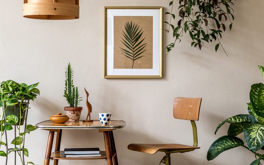 Deko Idee für einen kleinen Sitzbereich mit Esstisch – Beispiel mit Retrostuhl & Holztisch – Dekofigur  Zimmerpflanzen & Bild