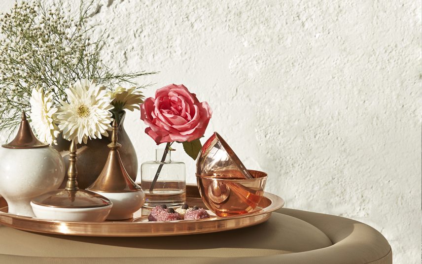 Wohnidee – Elegante Dekoration für den Beistelltisch mit goldenen Tablett  worauf verschiedene Metallvasen  eine Glasvase & Dekoschalen stehen