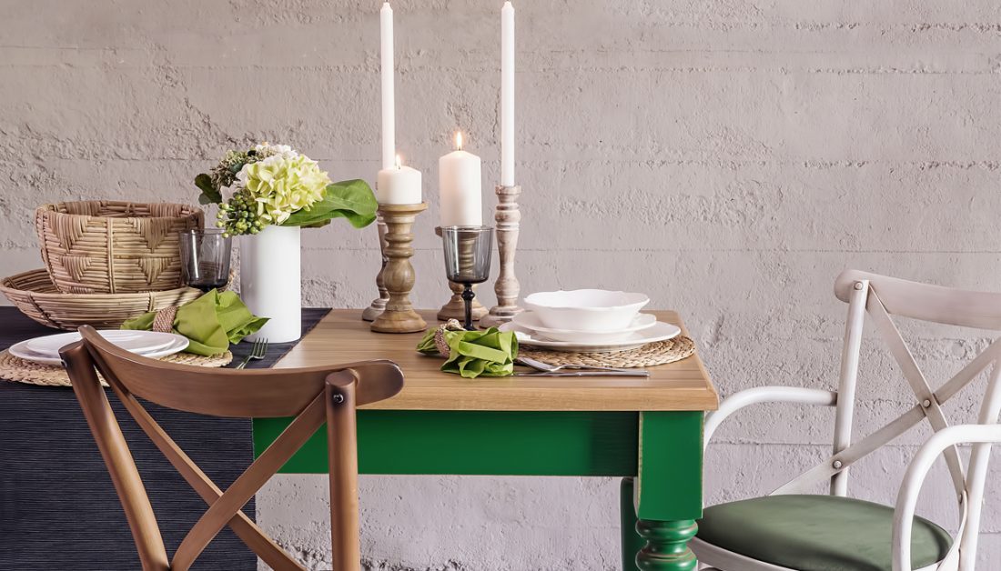 Esszimmer Tischdeko im ländlichen Stil als Wohnidee - Beispiel mit Landhaustisch & Stühlen - Kerzenständer  Vase & Tischwäsche - grauer Tischläufer