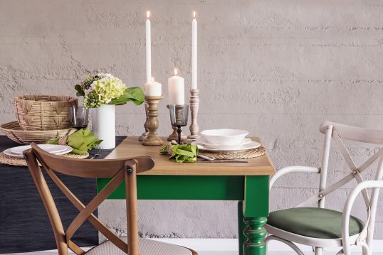 Esszimmer Tischdeko im ländlichen Stil als Wohnidee – Beispiel mit Landhaustisch & Stühlen – K...