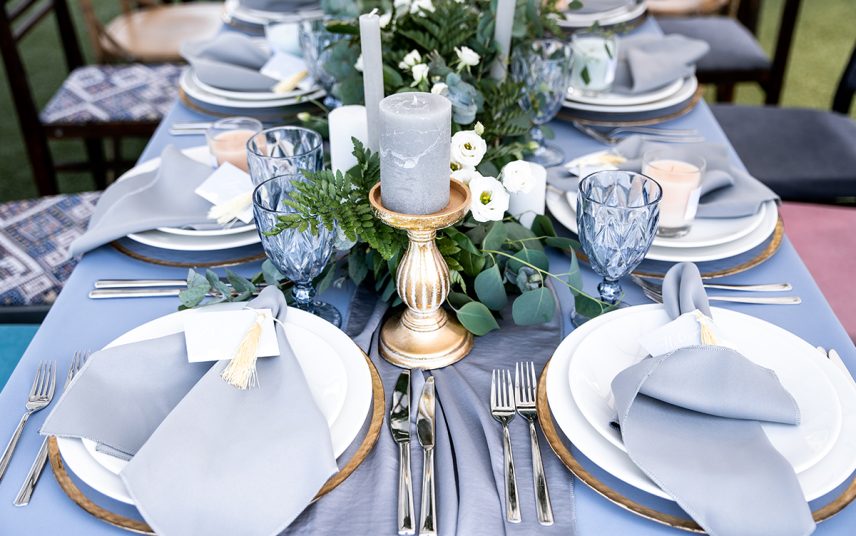 Fliederfarbene Tischdekoration Idee mit Kerzen – Beispiel mit goldenen Kerzenständern – Servietten & Tischdecke