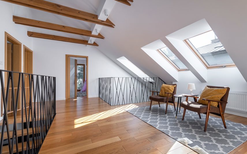 Idee für einen Flurbereich einer Villa im Dachgeschoss – Beispiel mit Sitzecke – Retrostühle & Holz Beistelltisch auf einem Teppich