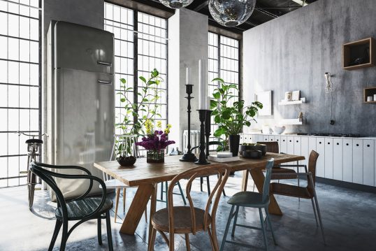 Industrielle Küche mit dekoriertem Tisch als Wohnidee – Beispiel mit Holztisch & Holzstühlen –...