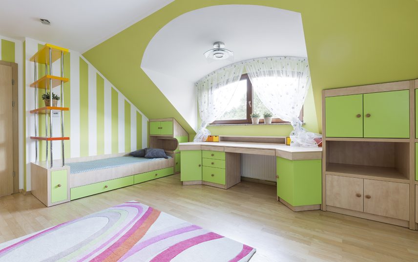Kinderzimmer Idee im Dachgeschoss mit grüner Wandgestaltung & Tapete – Bett für Dachschrägen mit Stauraum & Kinderschreibtisch