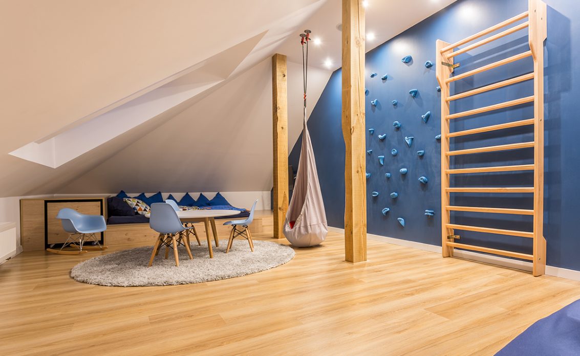 Skandinavische Einrichtungsinspiration für ein großes Kinderzimmer mit blauer Kletterwand unter de...