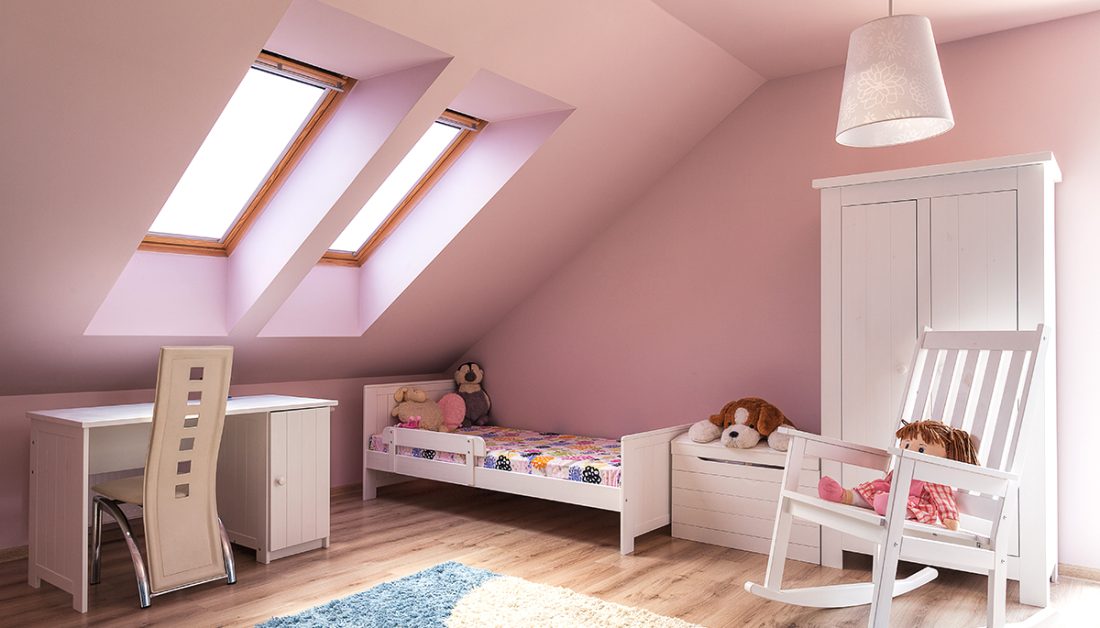 Mädchen Kinderzimmer Idee im Dachgeschoss in pink - Beispiel mit weißen Kinderbett unter der Dachschräge - Schreibtisch mit Stuhl & Kleiderschrank - weißer Schaukelstuhl