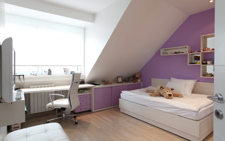 Gestaltungsidee für ein Mädchen Kinderzimmer unter der Dachschräge – Lila Wandgestaltung & Lila Schränke – weißes Bett & weißer Schreibtisch mit Schreibtischstuhl