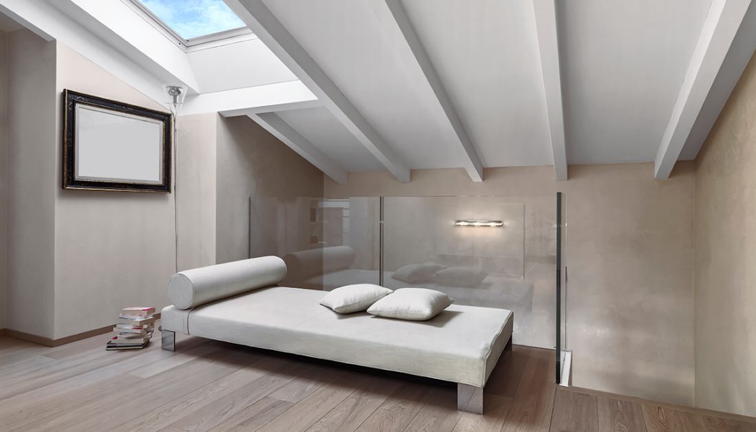 Gestaltungsidee für einen kleinen Flurbereich mit Liegesofa in der Villa - Dachgeschoss Flur mit Treppenhaus modern einrichten