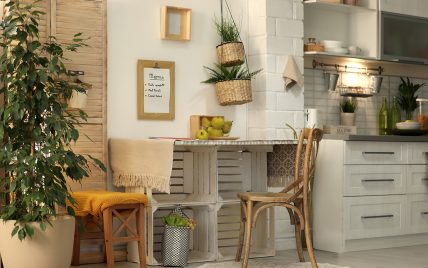 Idee mit einem kreativen DIY Essplatz in der Küche im Landhausstil – Gestaltungsbeispiel mit Käs...